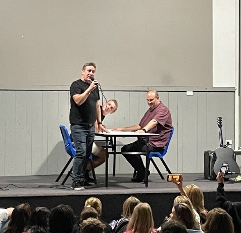 Luke Bell-Andrews , Gino Catalano - Arm Wrestle