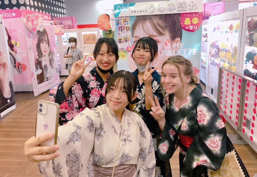 Indy taking a selfie with Japanese girls in an arcade